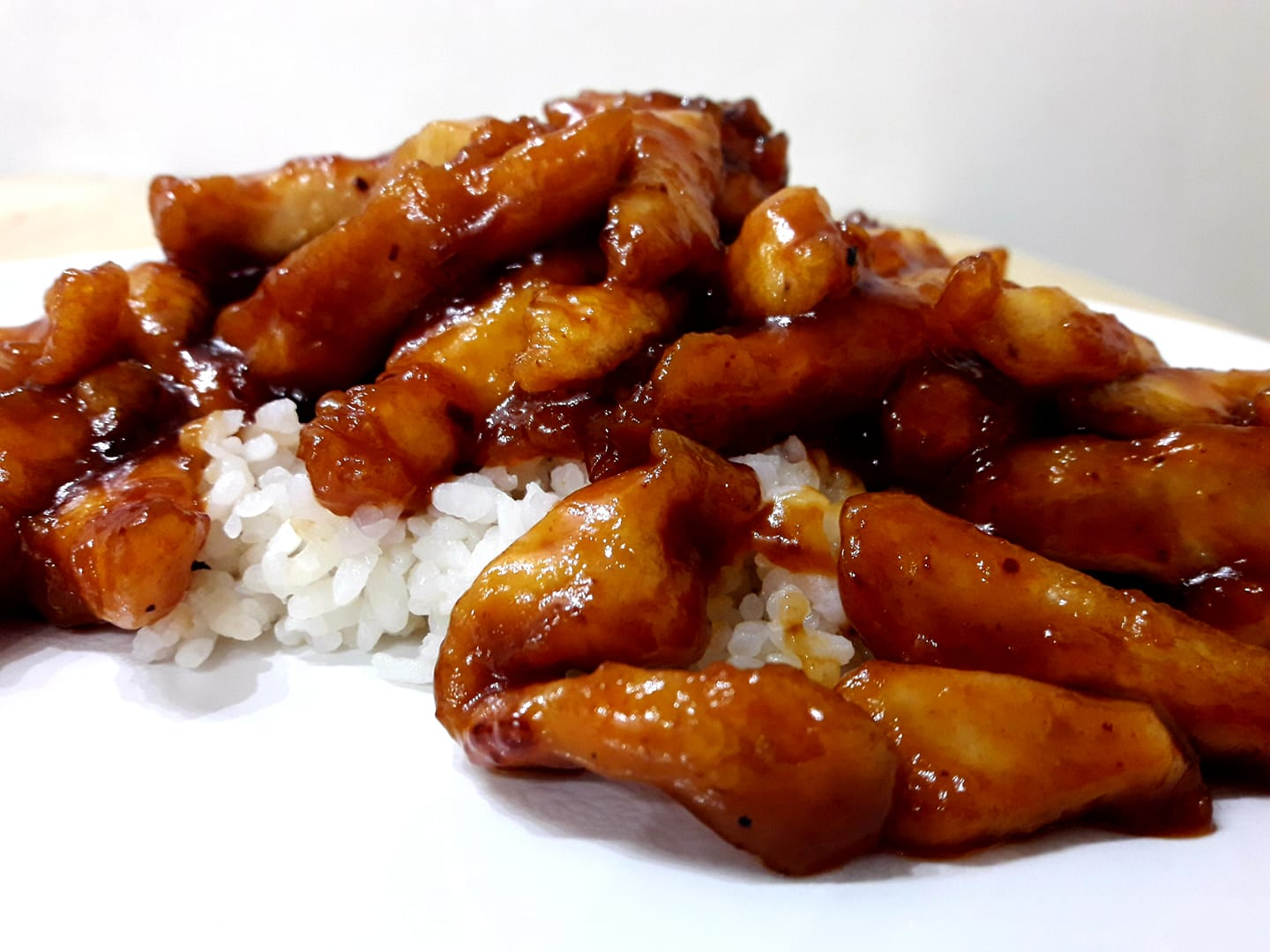 Hrskava Piletina u Slatko Ljutom Sosu